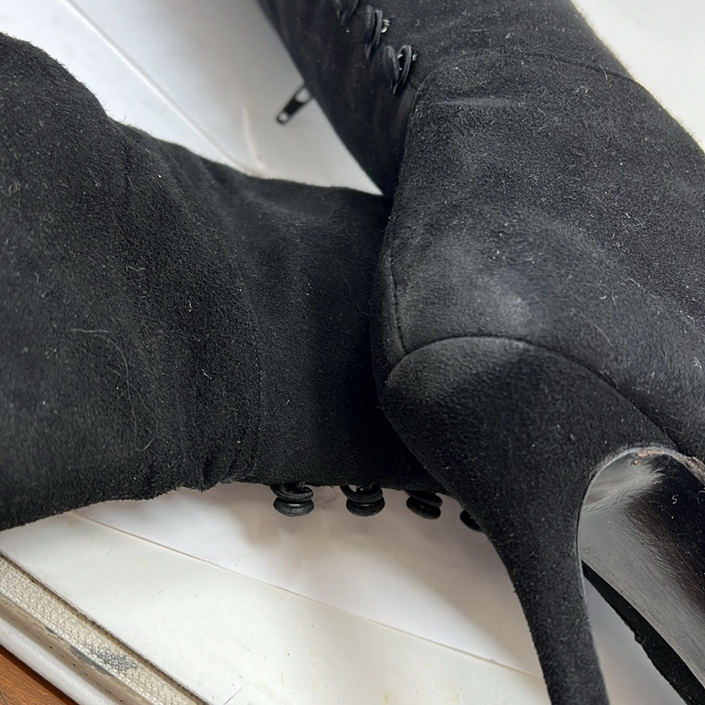 Stuart Weitzman Sz 8 Tall Black Suede Pull On Zipper Back Button Boots - Picture 11 of 11
